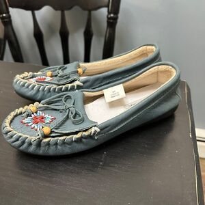 Comfort Case Blue Pig Leather Beaded Moccasin Shoes Size 9 Wide
